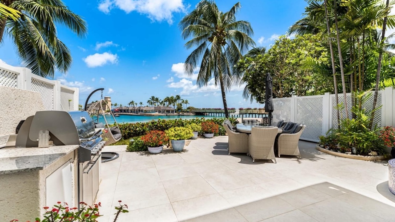 Photo of Patio Balcony in Six Mens