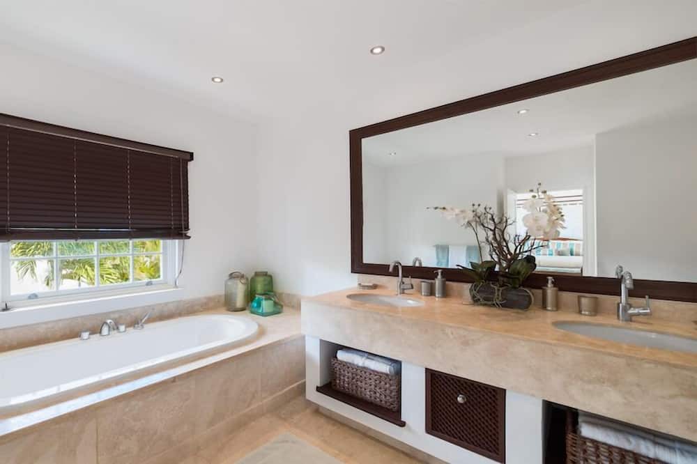 Photo of Bathroom in Mount Brevitor