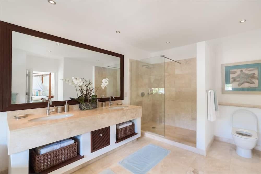 Photo of Bathroom in Mount Brevitor