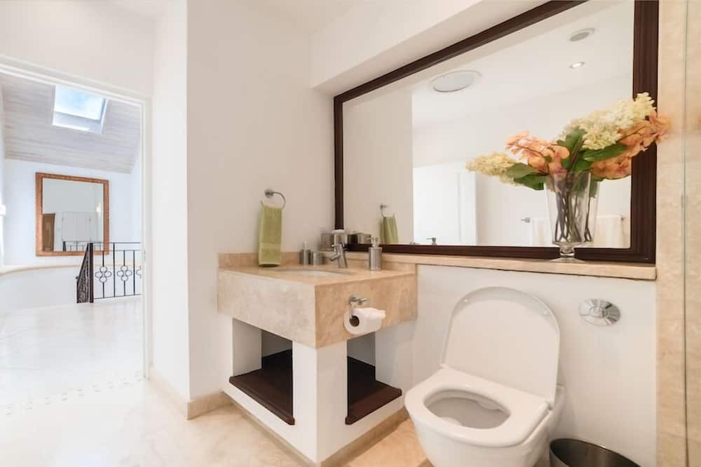 Photo of Bathroom in Mount Brevitor