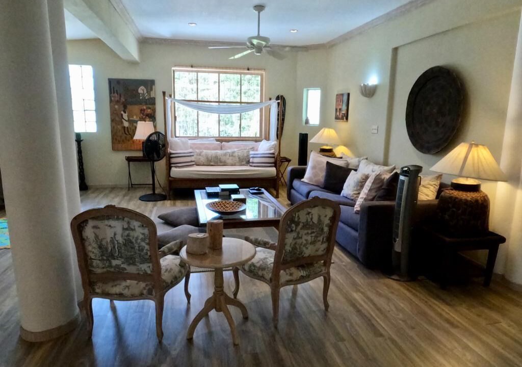 Photo of Livingroom in Halcyon Heights