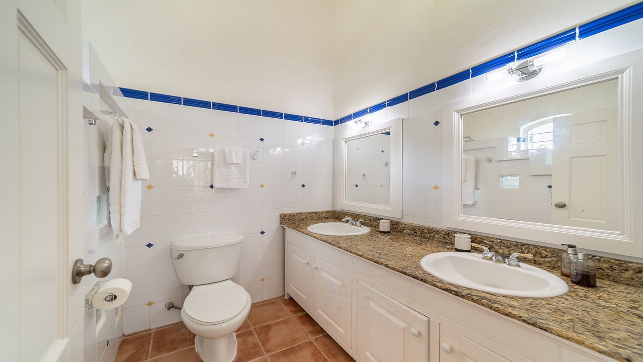 Photo of Bathroom in Clinketts