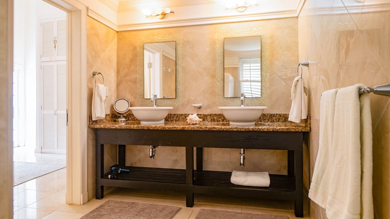 Photo of Bathroom in Porters