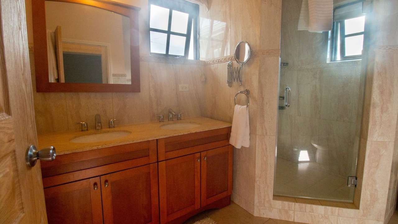 Photo of Bathroom in Clinketts