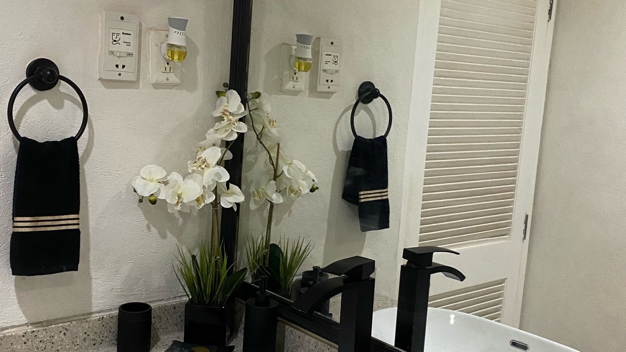 Photo of Bathroom in Marine Gardens