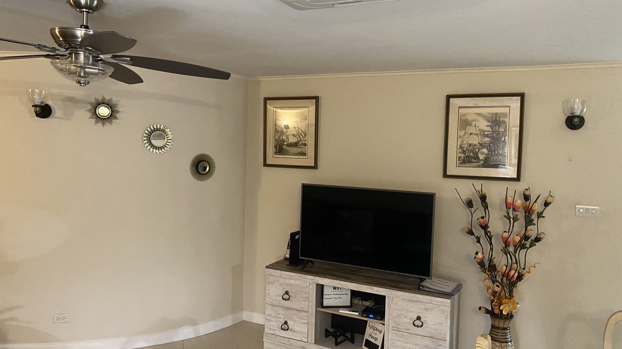 Photo of Livingroom in Marine Gardens