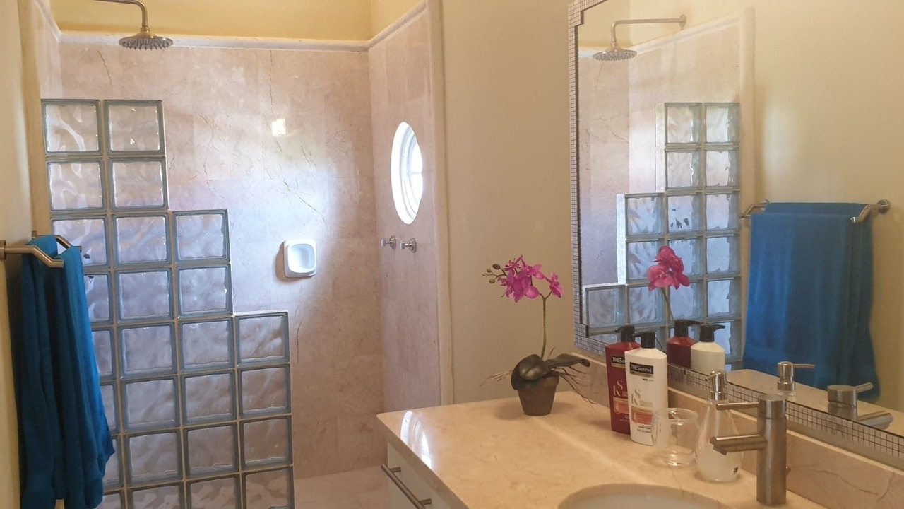 Photo of Bathroom in Porters
