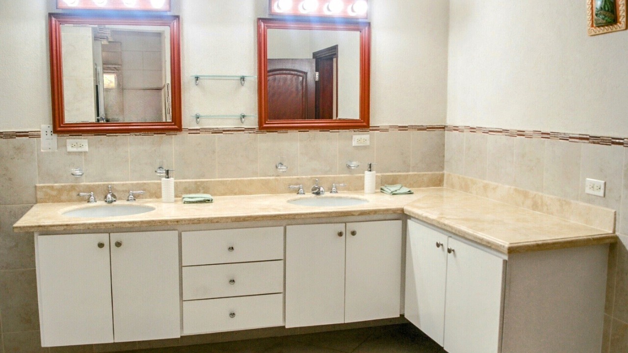 Photo of Bathroom in Porters