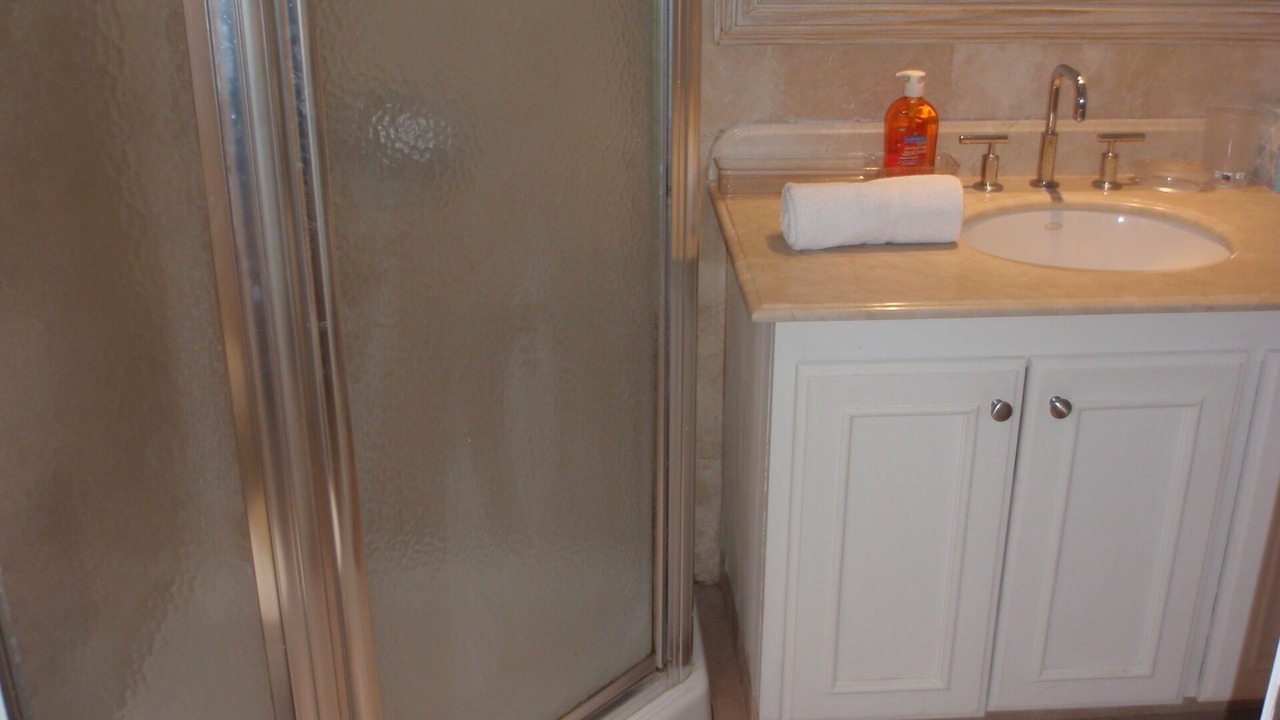Photo of Bedroom in Oistins