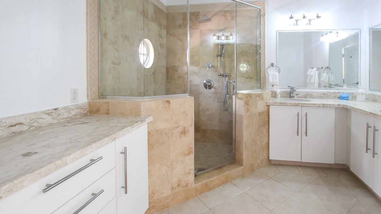 Photo of Bathroom in Porters