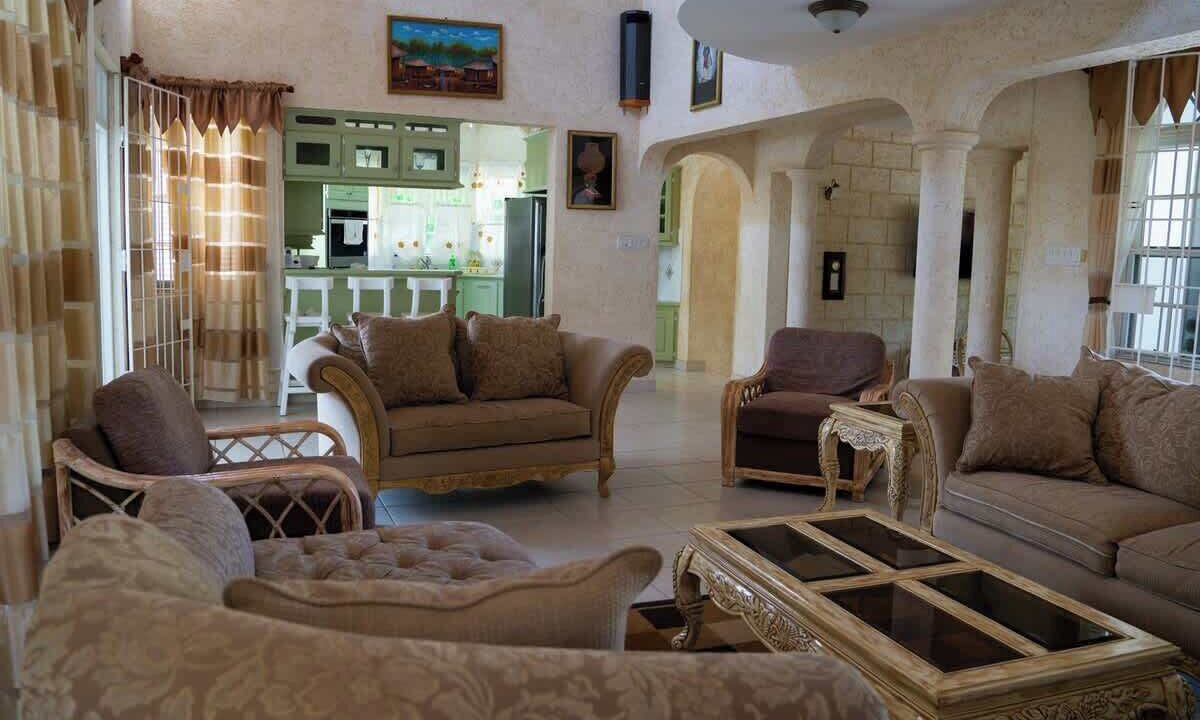 Photo of Livingroom in Paynes Bay