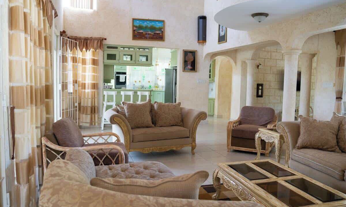 Photo of Livingroom in Paynes Bay