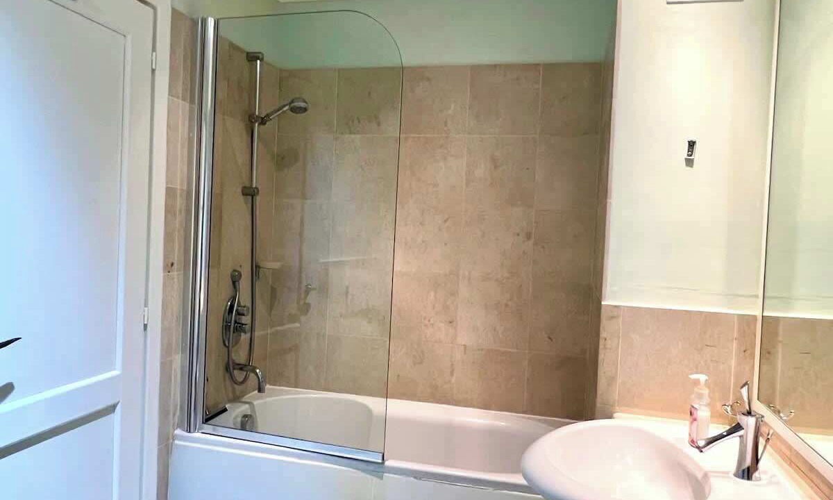 Photo of Bathroom in Callendar