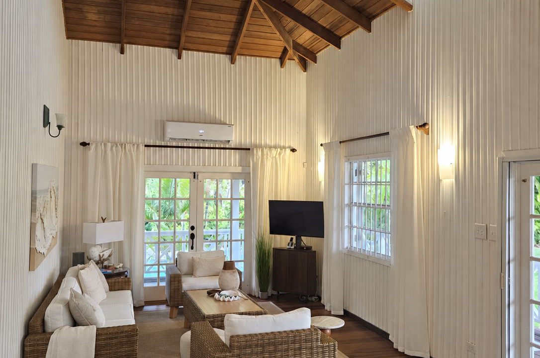 Photo of Livingroom in Below Rock