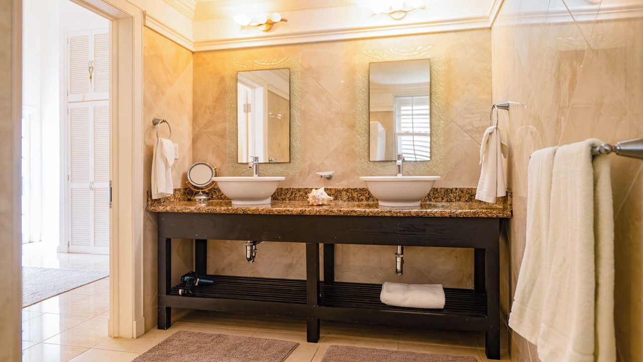 Photo of Bathroom in Porters