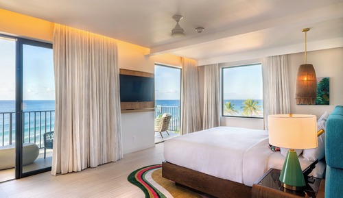Premium Room, 1 King Bed, Pool View, Corner