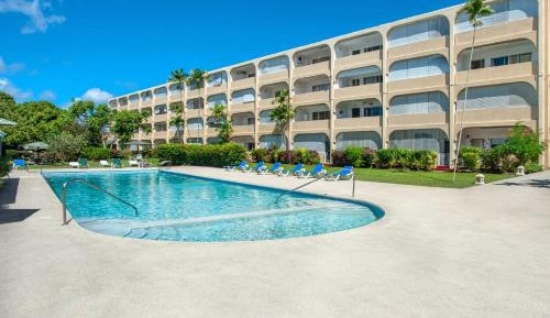 One-Bedroom Apartment with Pool View