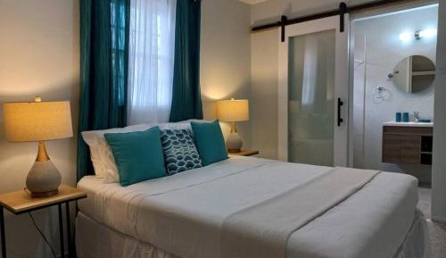 Five-Bedroom Deluxe Apartment