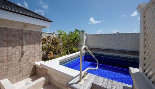 One-Bedroom King Suite with Garden View and Pool