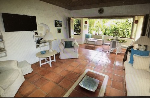Mullins Villa | Fabulous 2 bedroom villa with pool and 5 min walk to Mullins Beach