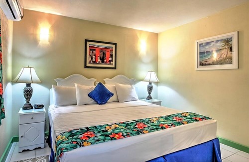 Rendezvous House | High Tides and Good Vibes! 3 Home-like Units w/Private Balconies! Outdoor Pool