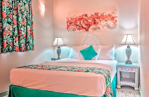 Rendezvous House | Perfect Locale for Nature Lovers! 2 Suites w/ FREE Parking Near Coco Hill Forest