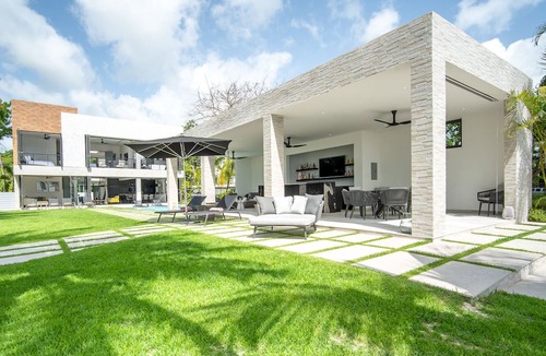Weston Villa | Villa Onyx in Saint James by Personal Villas - Beachfront with Pool Access