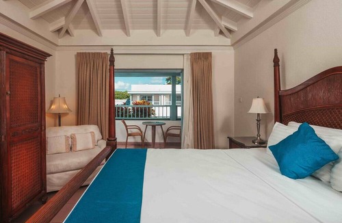 Hastings House | Relax on the Beach! 2 Spacious Units w/ Balcony! Close to Bay Street Esplanade!
