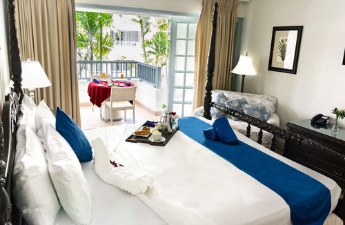 Hastings House | Relax on the Beach! 4 Spacious Units w/ Balcony! Close to Bay Street Esplanade!