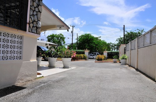 Lower Carlton House | Welcome to the unpretentious and breezy Graceville, steps away from the beach