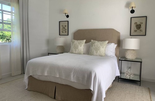 Merlin Bay House | Hamptons inspired Luxury House with Private Pool , close to Beach/Golf , sunsets