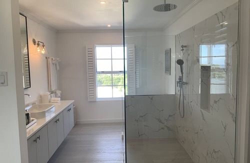 Merlin Bay House | Hamptons inspired Luxury House with Private Pool , close to Beach/Golf , sunsets
