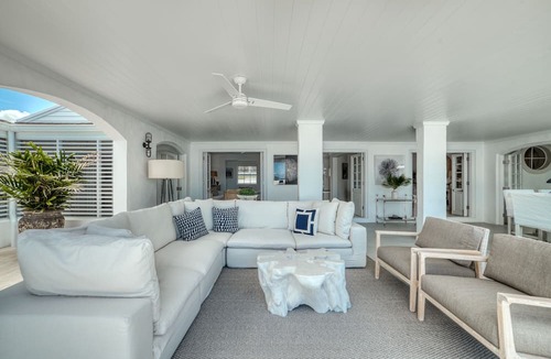 Merlin Bay House | Hamptons inspired Luxury House with Private Pool , close to Beach/Golf , sunsets