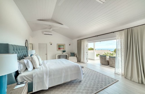 Merlin Bay House | Hamptons inspired Luxury House with Private Pool , close to Beach/Golf , sunsets