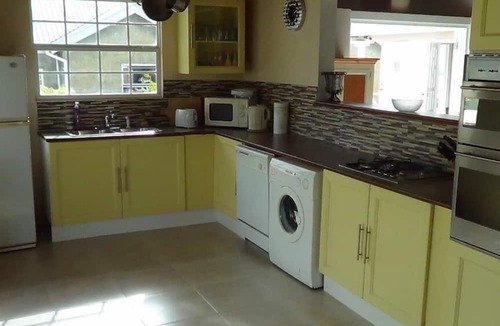 Warleigh House | Spacious Bungalow with Private Pool.