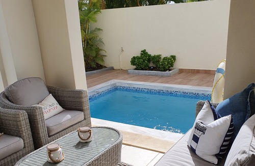 Porters House | Stunning 3 Bedroom Colonial Townhouse, 5 minutes walk from the beach.