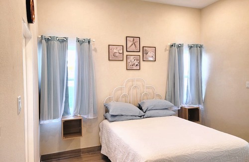 Lead Vale House | Cozy Bungalow nestled in a quiet neighborhood close to the beach & the airport