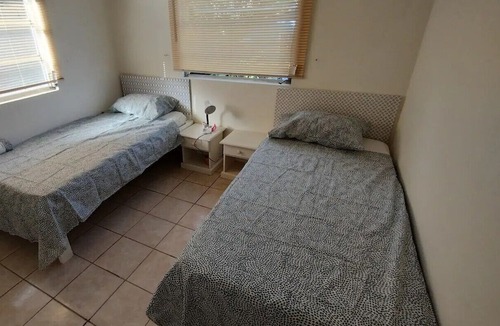 Blue Waters House | 6 min walk to Rockley beach & good location