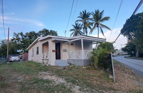 Durants Cottage | Cozy English style cottage, The beach 4mins drive away and relax in Barbados