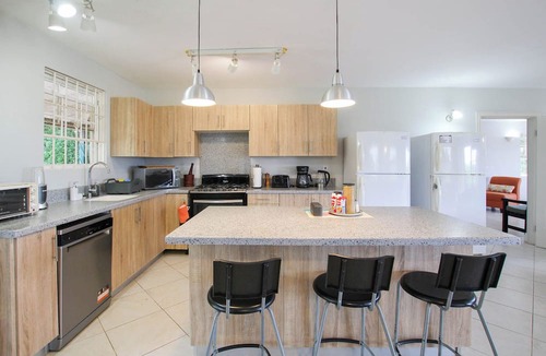 Speightstown House | 3-Bed Family Friendly Home with Pool Just 2 mins from Beach - Chindwin