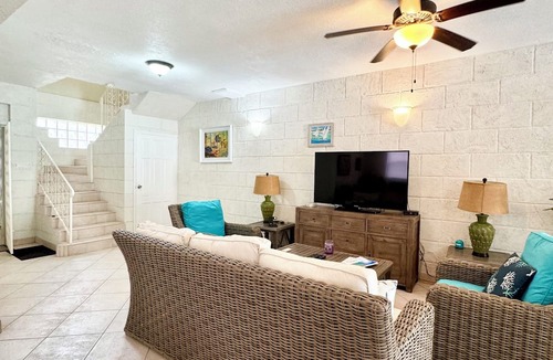 Brighton House | Renovated Townhouse with large pool, 1 min walk to Beautiful Brandon’s Beach