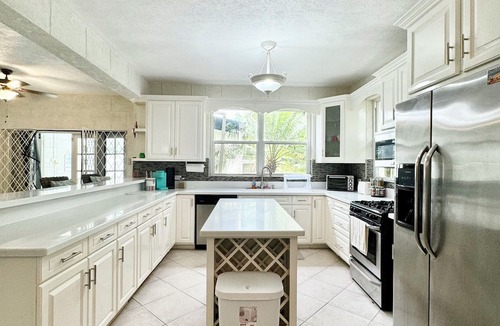 Brighton House | Renovated Townhouse with large pool, 1 min walk to Beautiful Brandon’s Beach