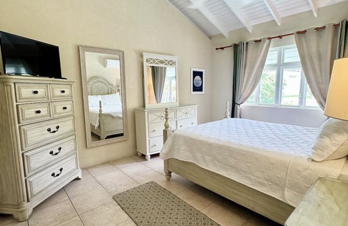 Brighton House | Renovated Townhouse with large pool, 1 min walk to Beautiful Brandon’s Beach