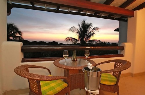 Maynards Hotel | Great Relaxing Overnight Stay! Unit Near to Mullins Beach! 2 Pools, Parking!