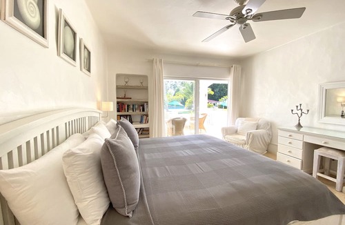 Porters Condo | Beachfront 2 bedroom Glitter Bay 109