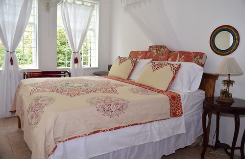 Bishop Court Hill Apartment | Eco-friendly Hummingbird Apartment