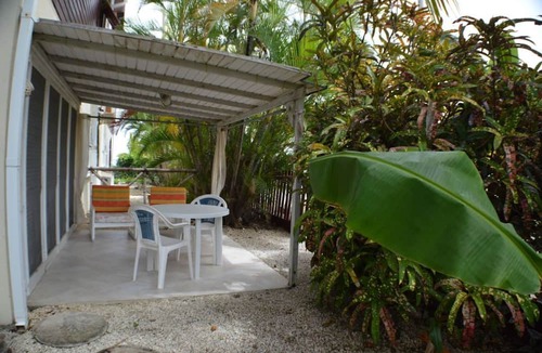 Silver Sands Apartment | Green Garden Apartment at Blue Ocean Cottage in Silver Sands