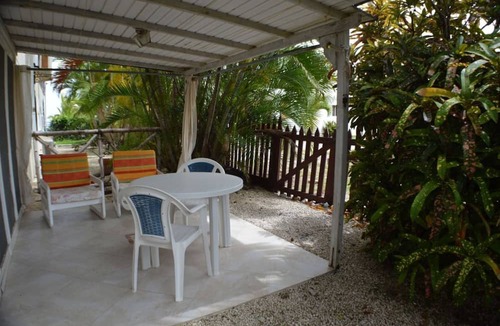 Silver Sands Apartment | Green Garden Apartment at Blue Ocean Cottage in Silver Sands