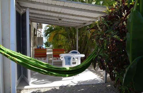 Silver Sands Apartment | Green Garden Apartment at Blue Ocean Cottage in Silver Sands