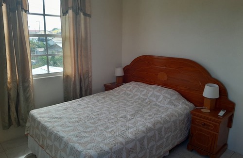 Wotton Apartment | Quiet 2 Bed Apartment
